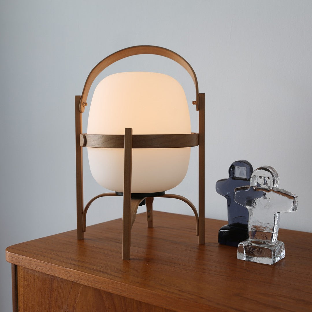 Lethra Tischleuchte aus Holz und Glas