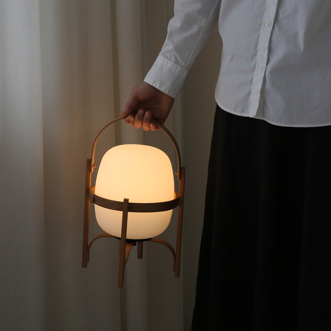 Lethra Tischleuchte aus Holz und Glas