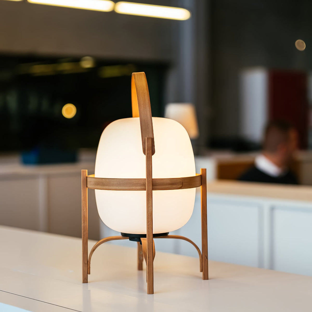 Lethra Tischleuchte aus Holz und Glas