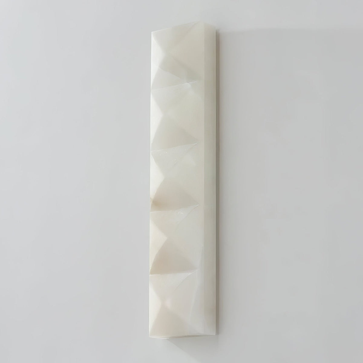 Nivanine zeitgenössische Alabaster-Wandleuchte