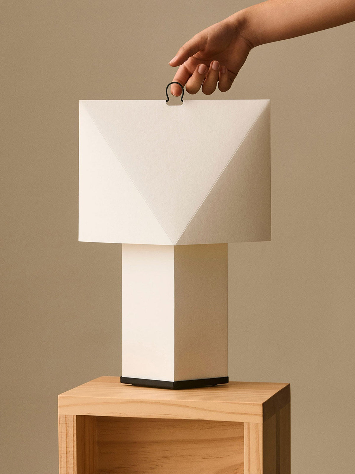 Mireval Tischleuchte aus Papier in Beige