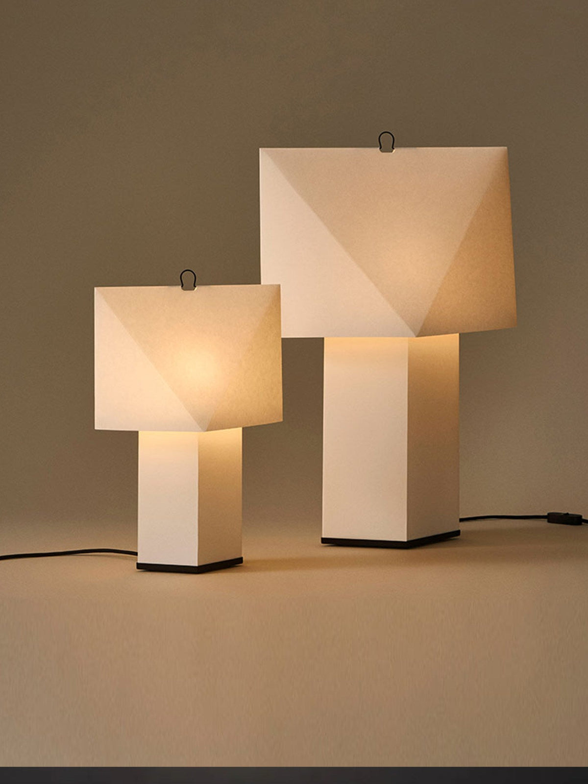 Mireval Tischleuchte aus Papier in Beige