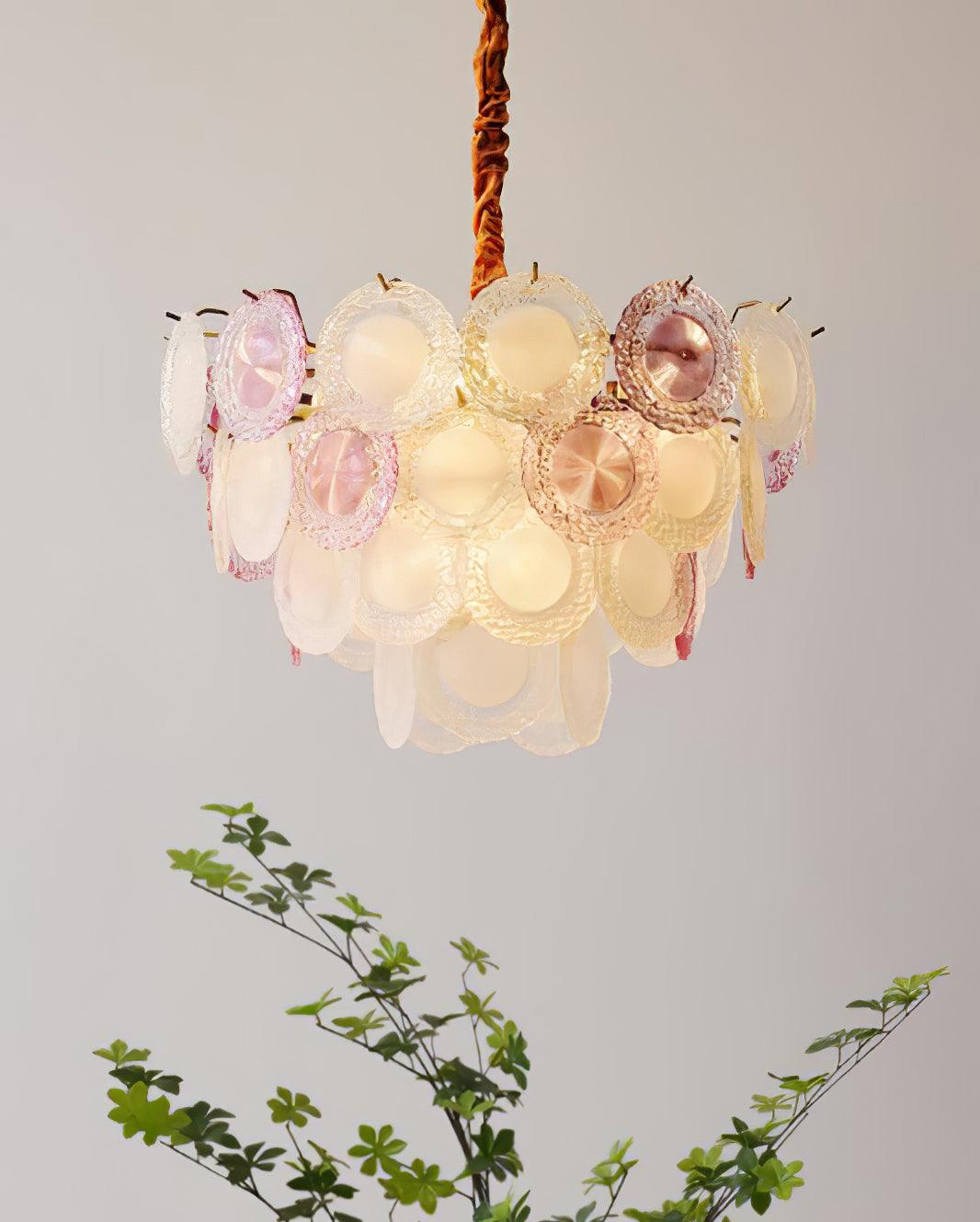 Celinine Kronleuchter aus Glas in geschichteter Scheibenform verspielt