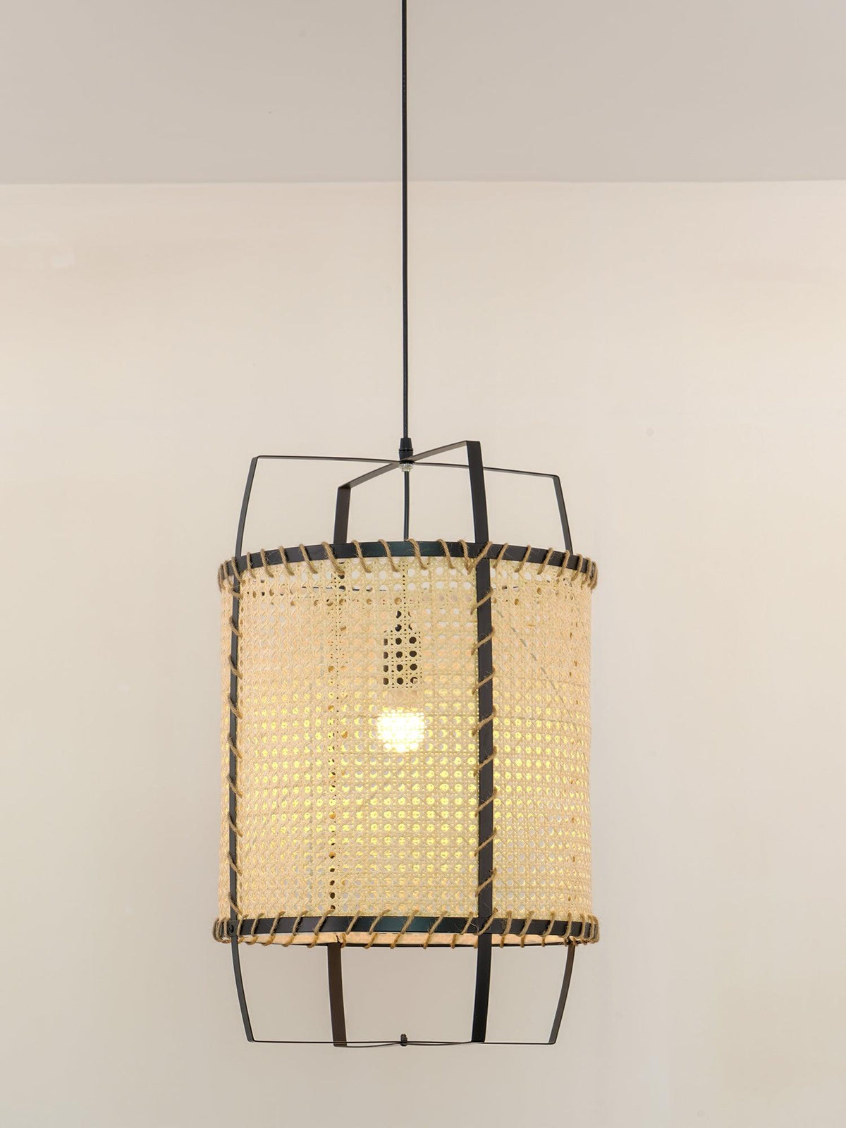 Kevis Pendelleuchte aus Rattan mit Korbrahmen im Industrie-Stil