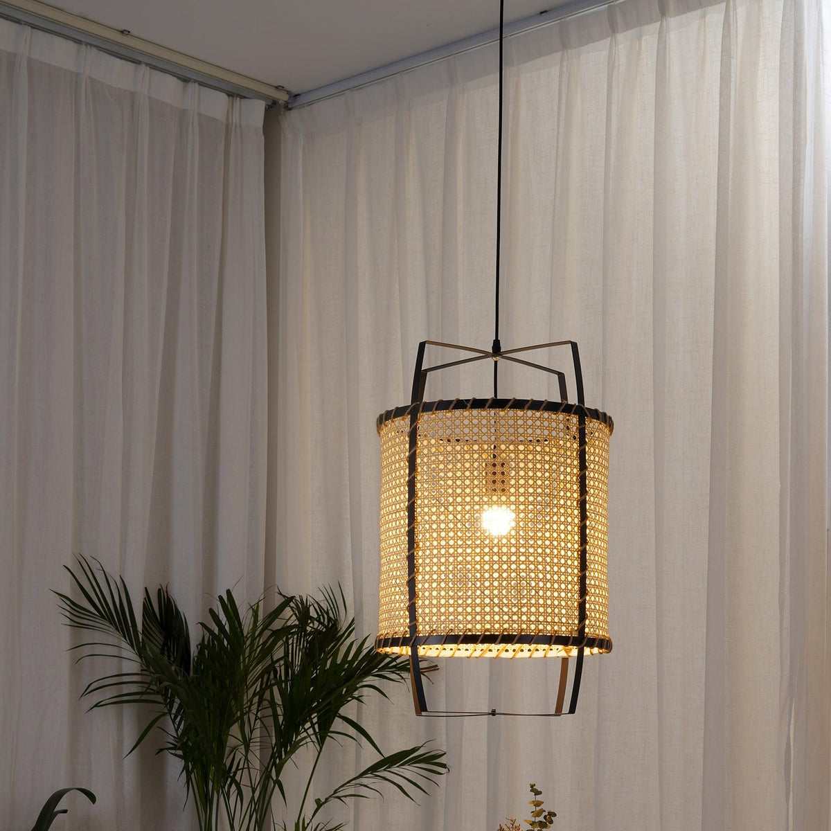 Kevis Pendelleuchte aus Rattan mit Korbrahmen im Industrie-Stil
