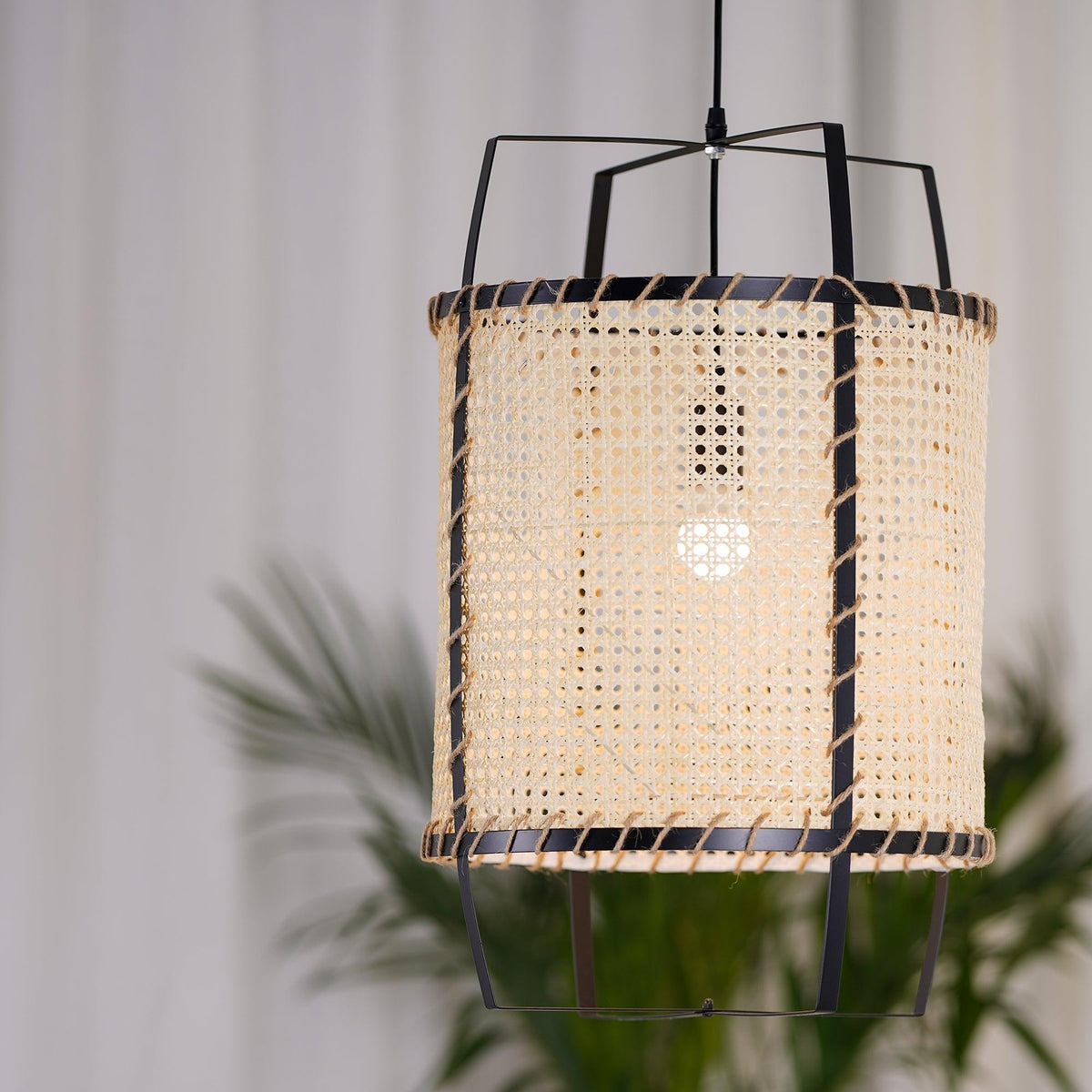 Kevis Pendelleuchte aus Rattan mit Korbrahmen im Industrie-Stil