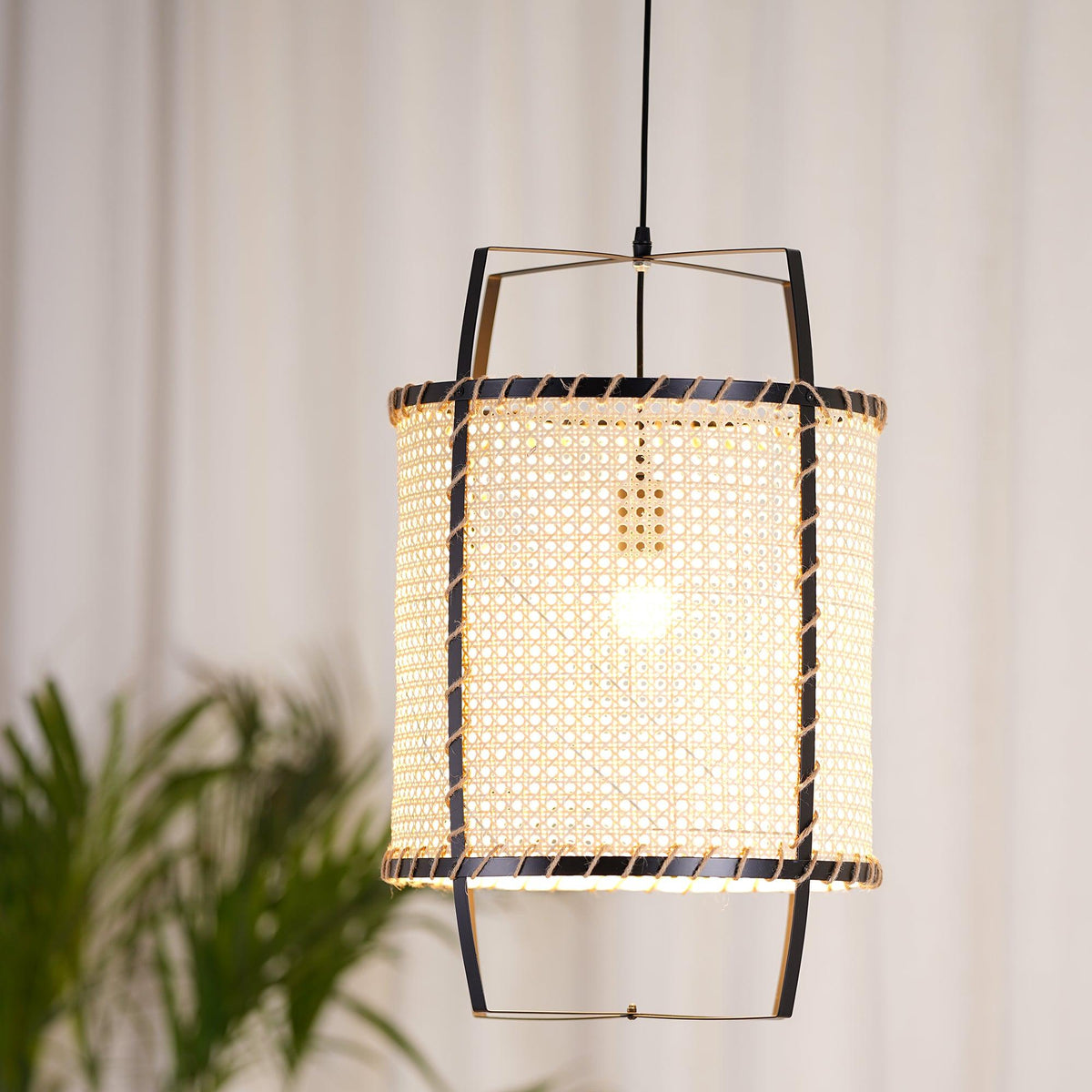 Kevis Pendelleuchte aus Rattan mit Korbrahmen im Industrie-Stil