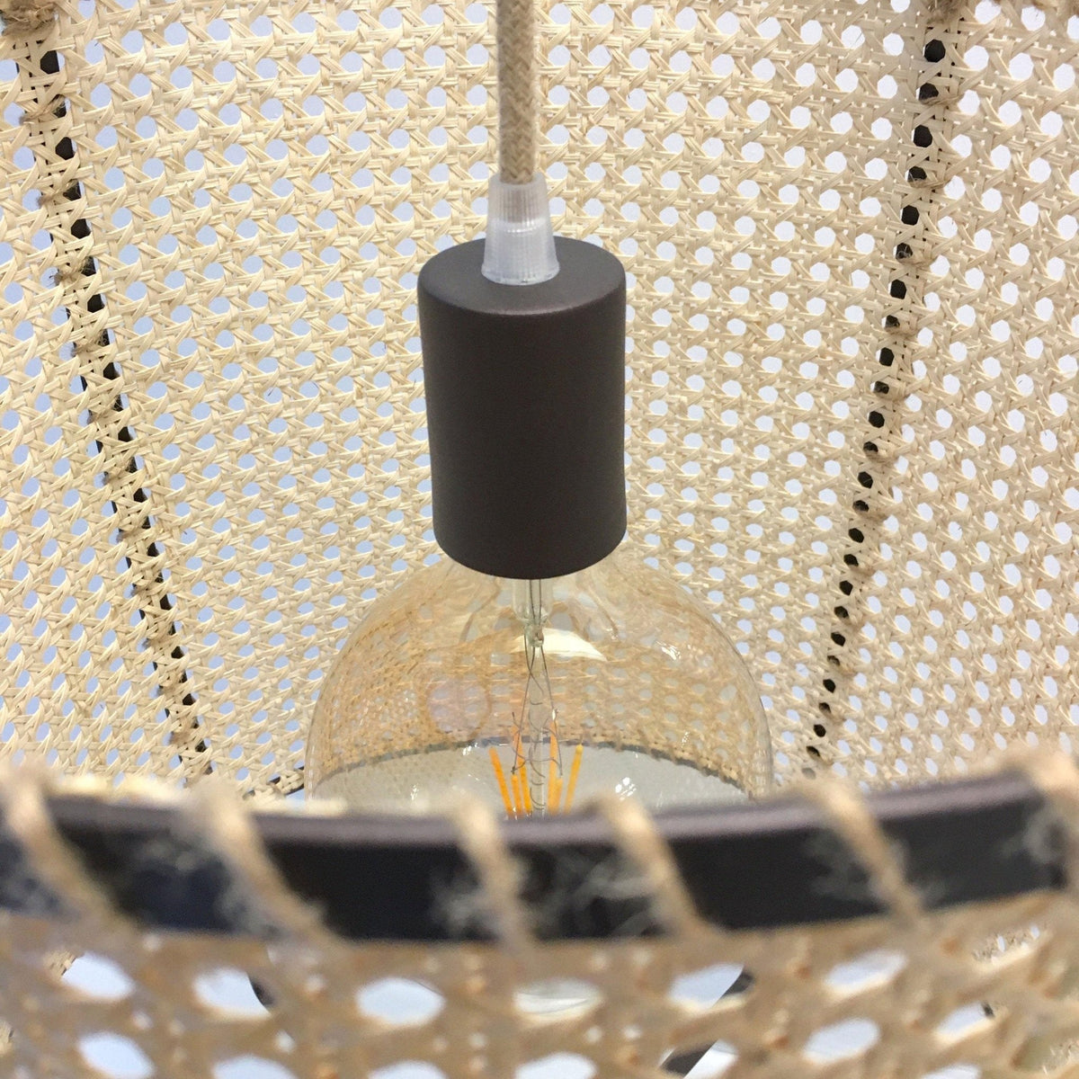 Kevis Pendelleuchte aus Rattan mit Korbrahmen im Industrie-Stil