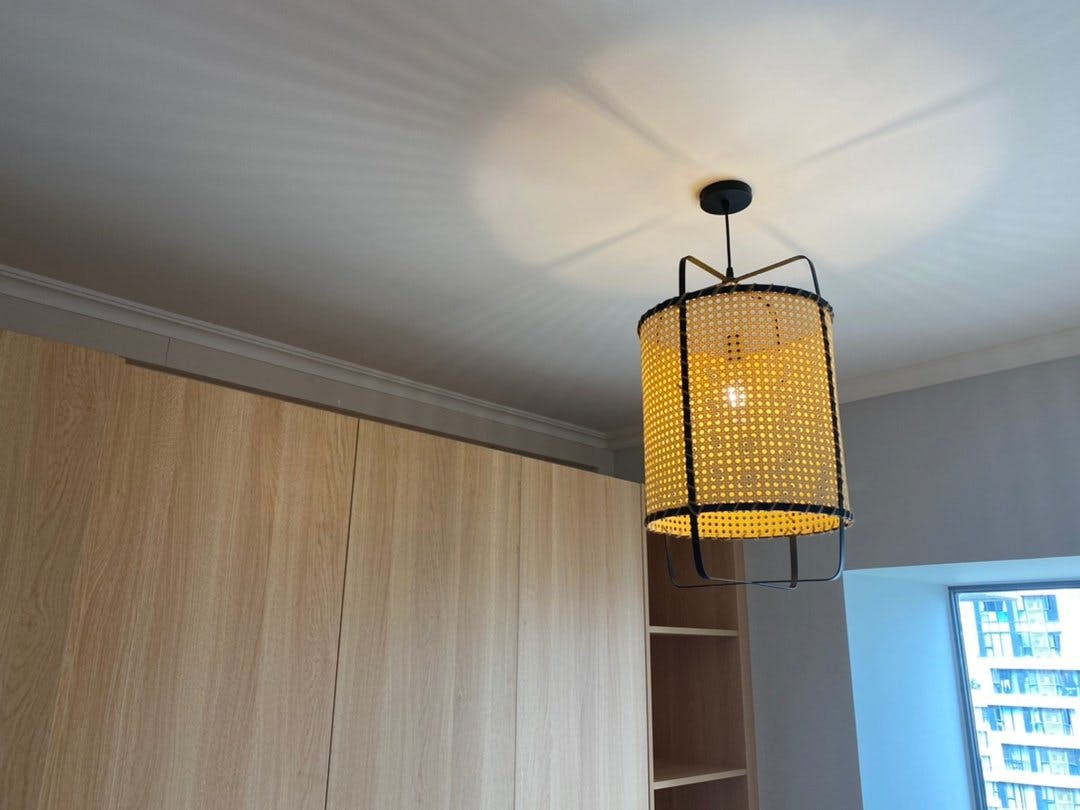 Kevis Pendelleuchte aus Rattan mit Korbrahmen im Industrie-Stil