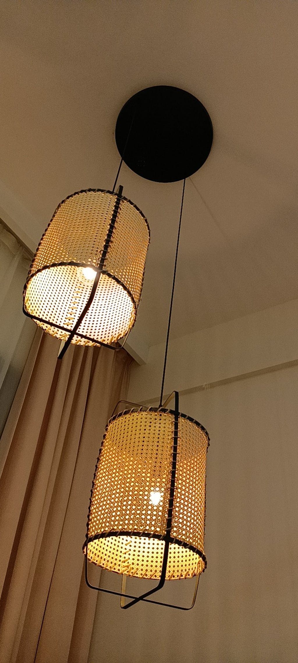 Kevis Pendelleuchte aus Rattan mit Korbrahmen im Industrie-Stil