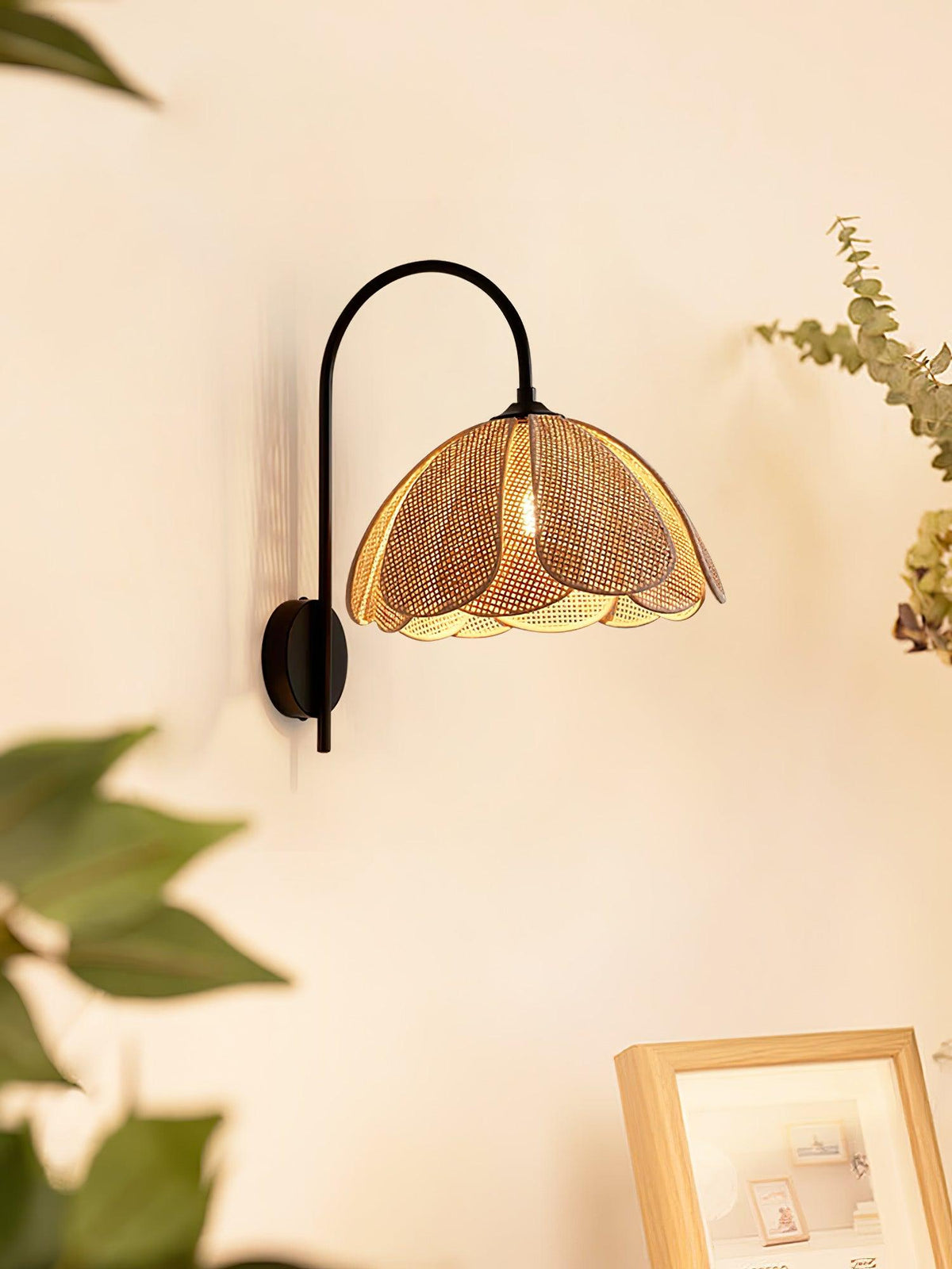 Zevelia Elegance Natürliche Petal-Rattan-Wandleuchte