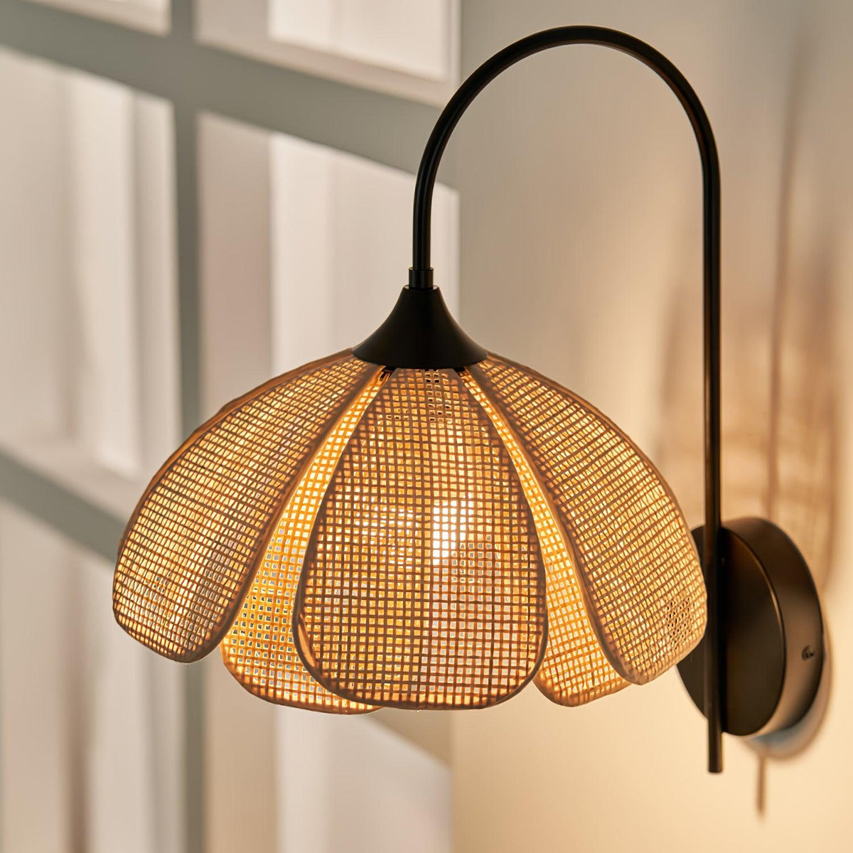 Zevelia Elegance Natürliche Petal-Rattan-Wandleuchte