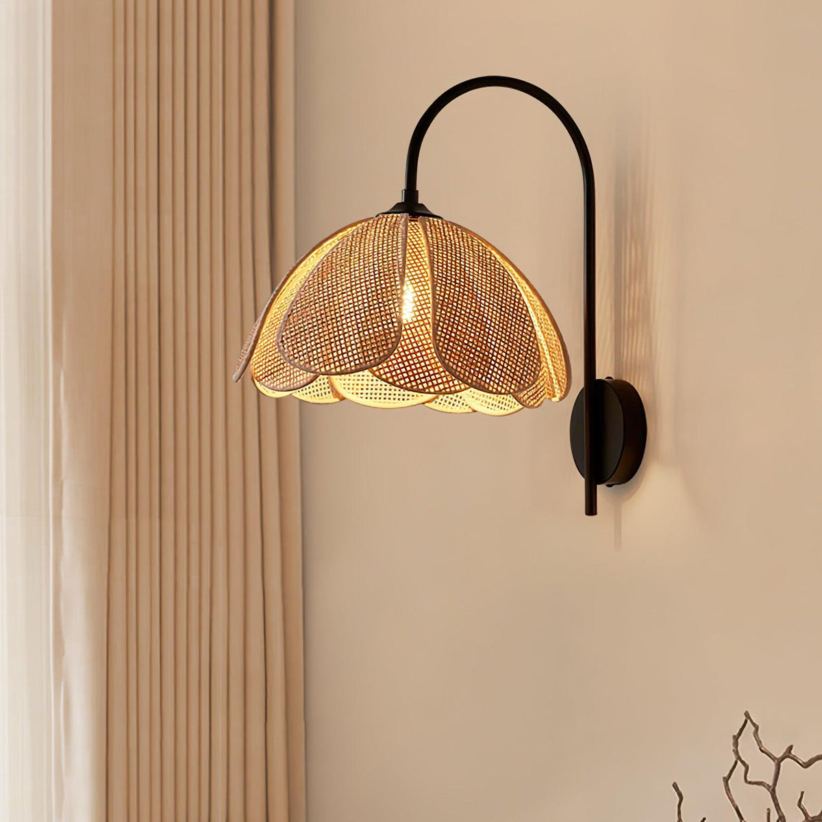 Zevelia Elegance Natürliche Petal-Rattan-Wandleuchte