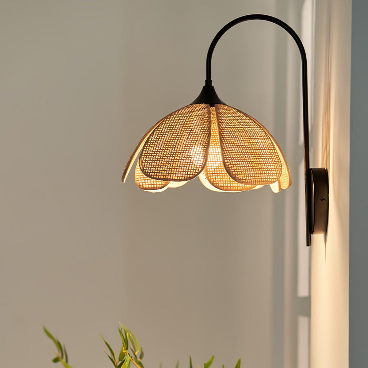 Zevelia Elegance Natürliche Petal-Rattan-Wandleuchte