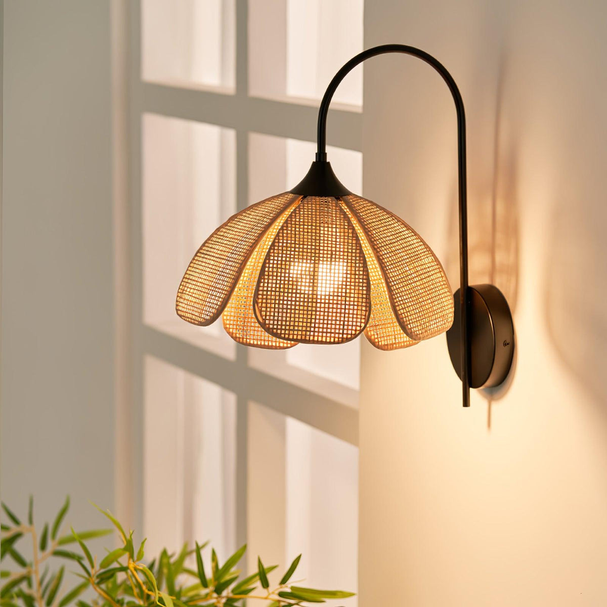 Zevelia Elegance Natürliche Petal-Rattan-Wandleuchte