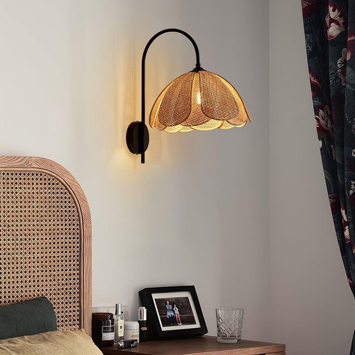 Zevelia Elegance Natürliche Petal-Rattan-Wandleuchte