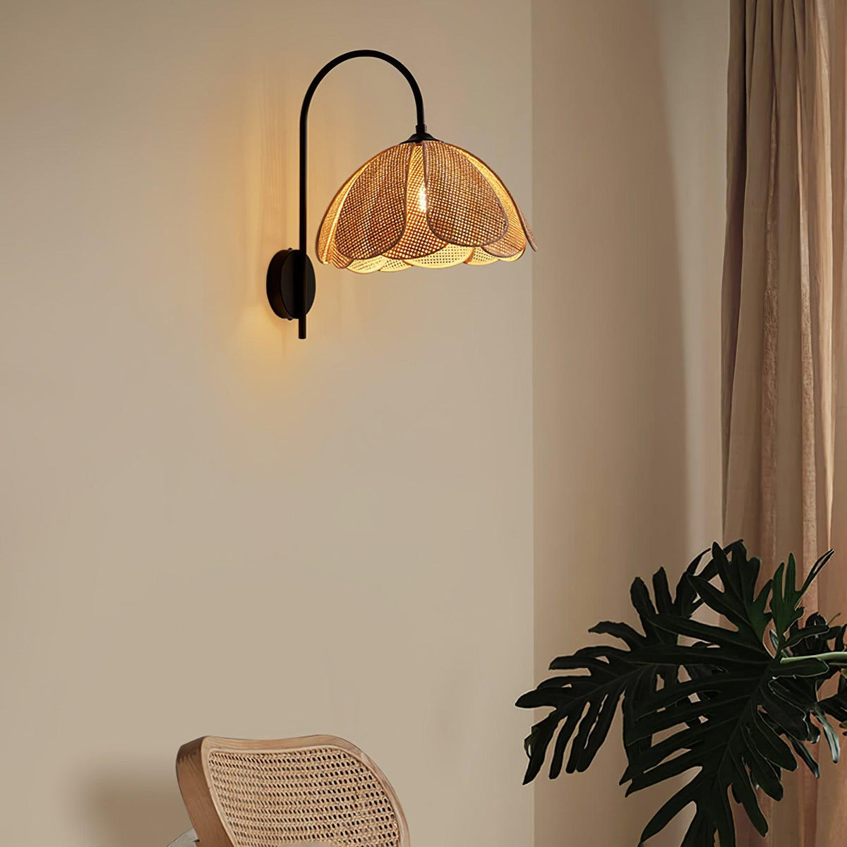 Zevelia Elegance Natürliche Petal-Rattan-Wandleuchte