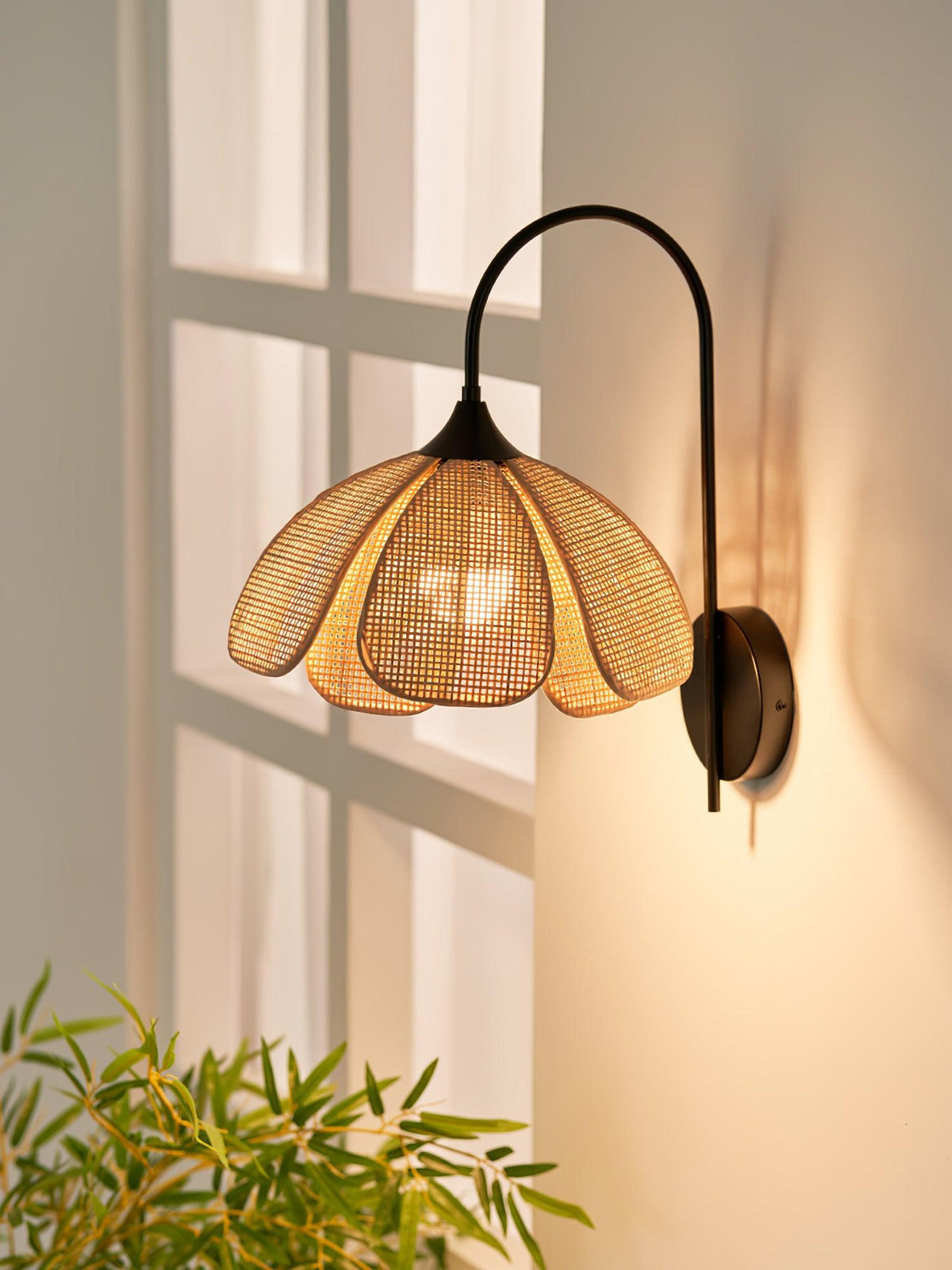 Zevelia Elegance Natürliche Petal-Rattan-Wandleuchte