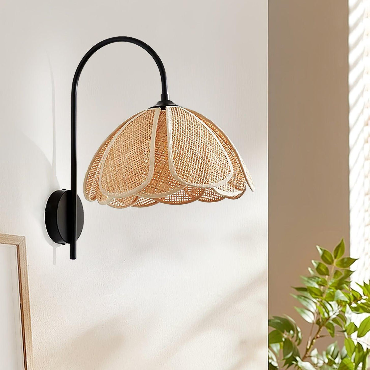 Zevelia Elegance Natürliche Petal-Rattan-Wandleuchte