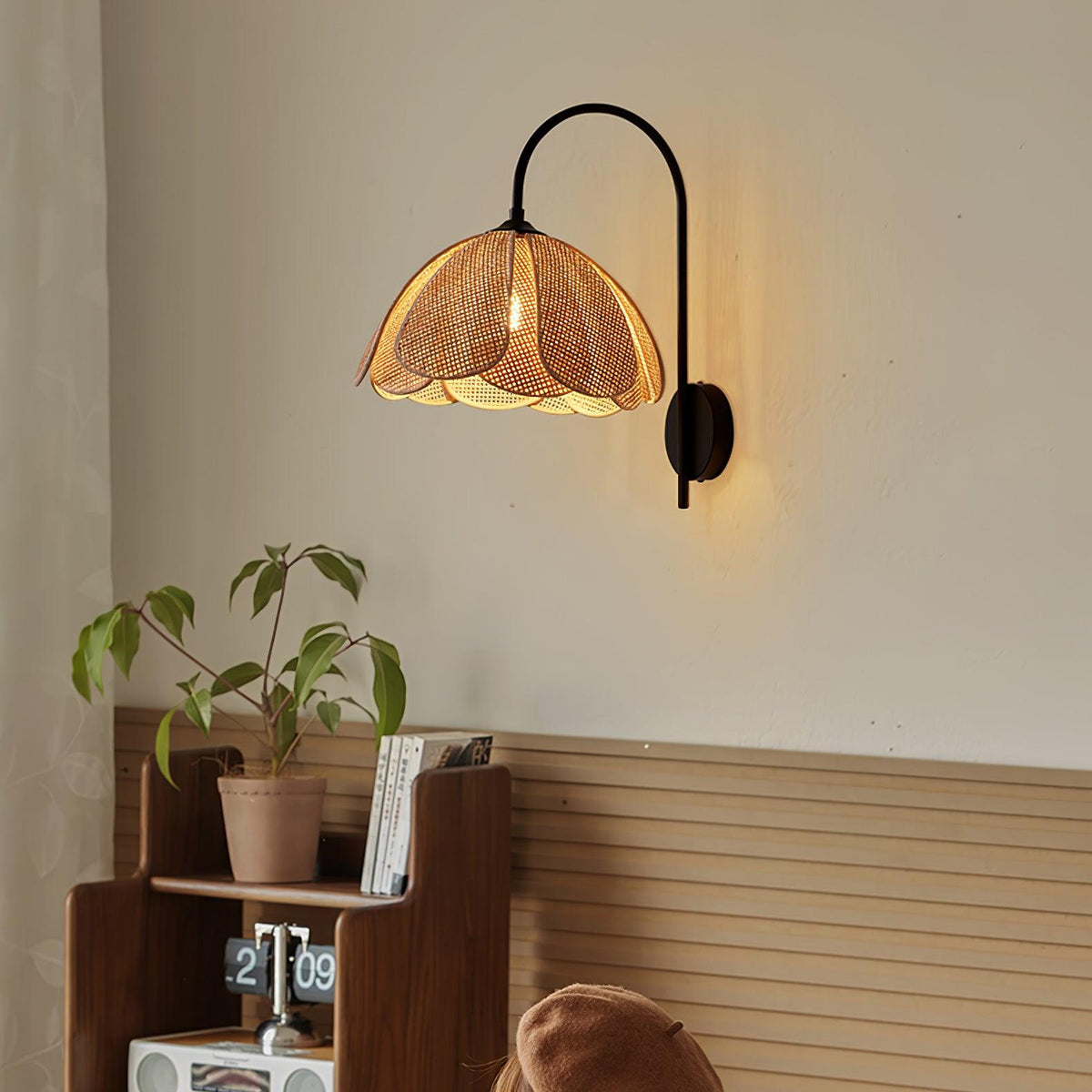 Zevelia Elegance Natürliche Petal-Rattan-Wandleuchte