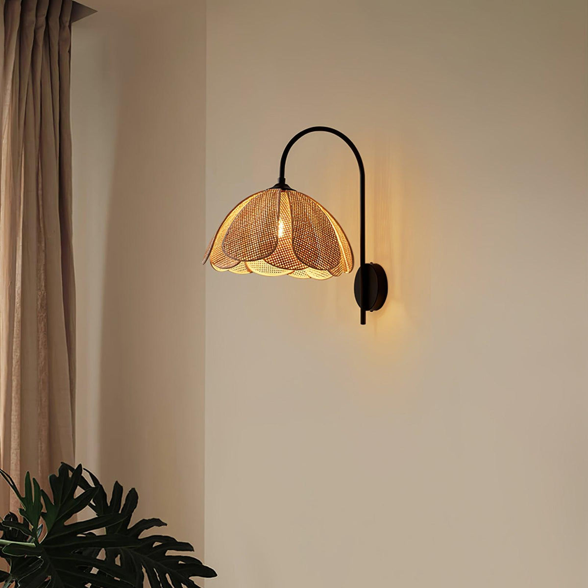 Zevelia Elegance Natürliche Petal-Rattan-Wandleuchte