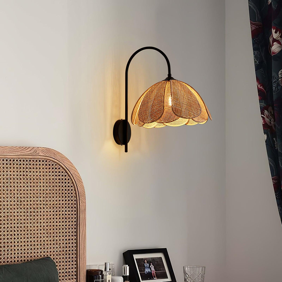 Zevelia Elegance Natürliche Petal-Rattan-Wandleuchte