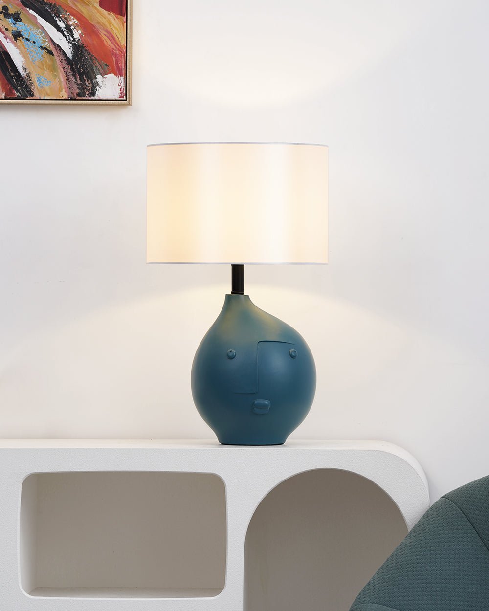Riveina moderne Tischleuchte aus Kunstharz
