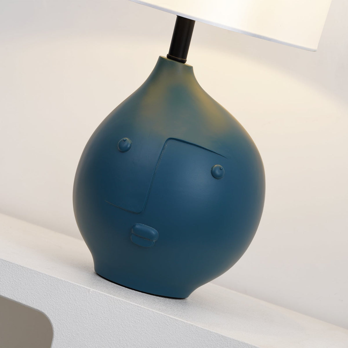Riveina moderne Tischleuchte aus Kunstharz