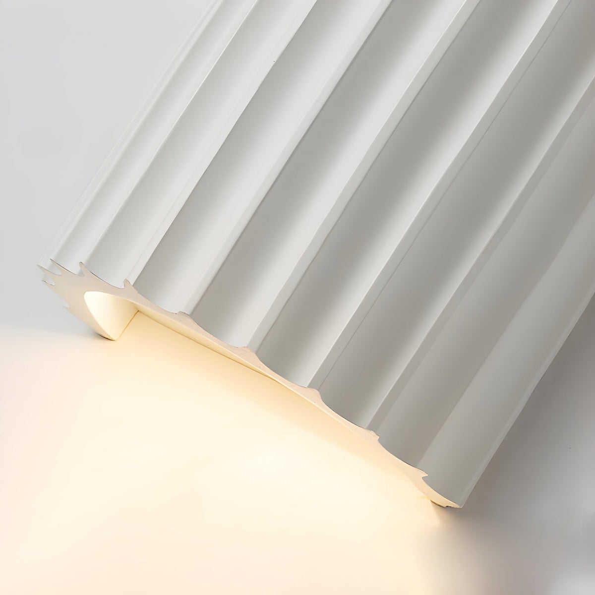 Ivvinen zeitgenössische Kunst-Wandleuchte aus Ribbed-Kunstharz