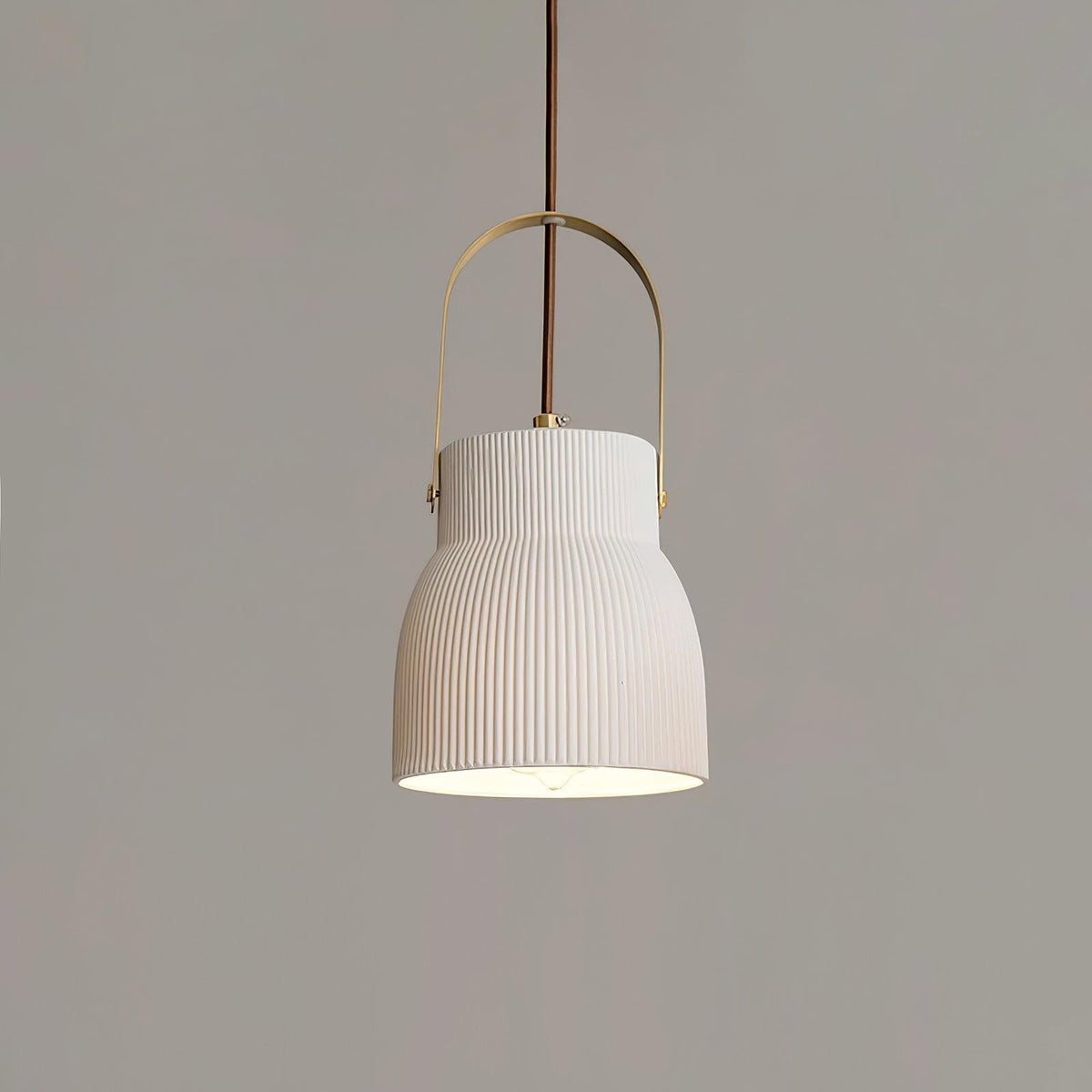 Pendelleuchte Ribbed Weiß Keramik mit Messinggriff