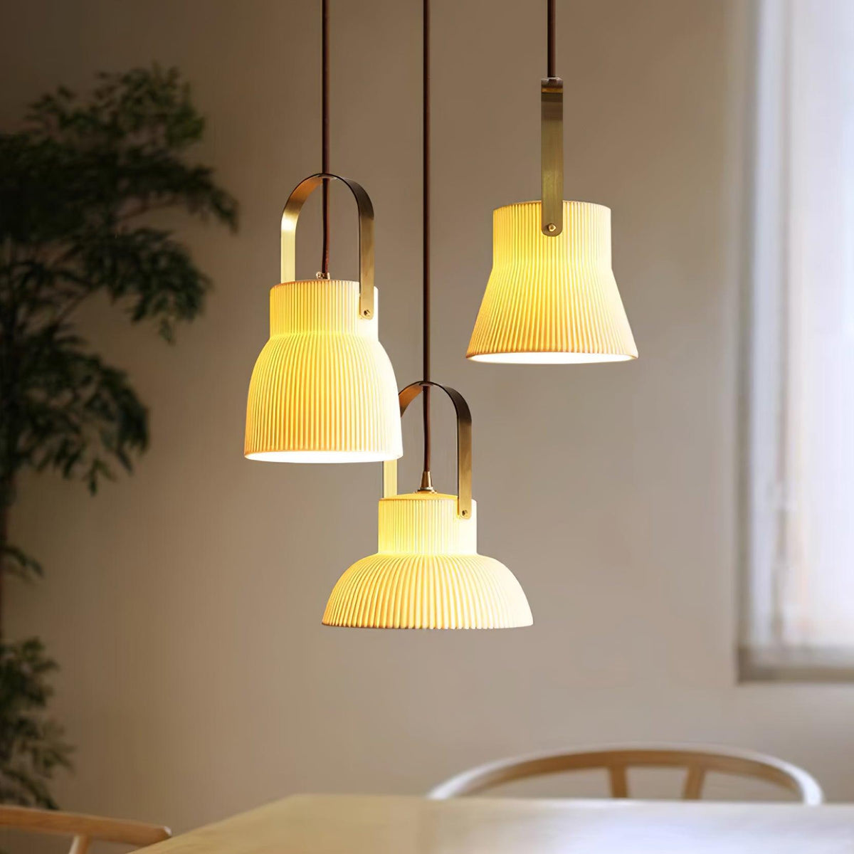 Pendelleuchte Ribbed Weiß Keramik mit Messinggriff