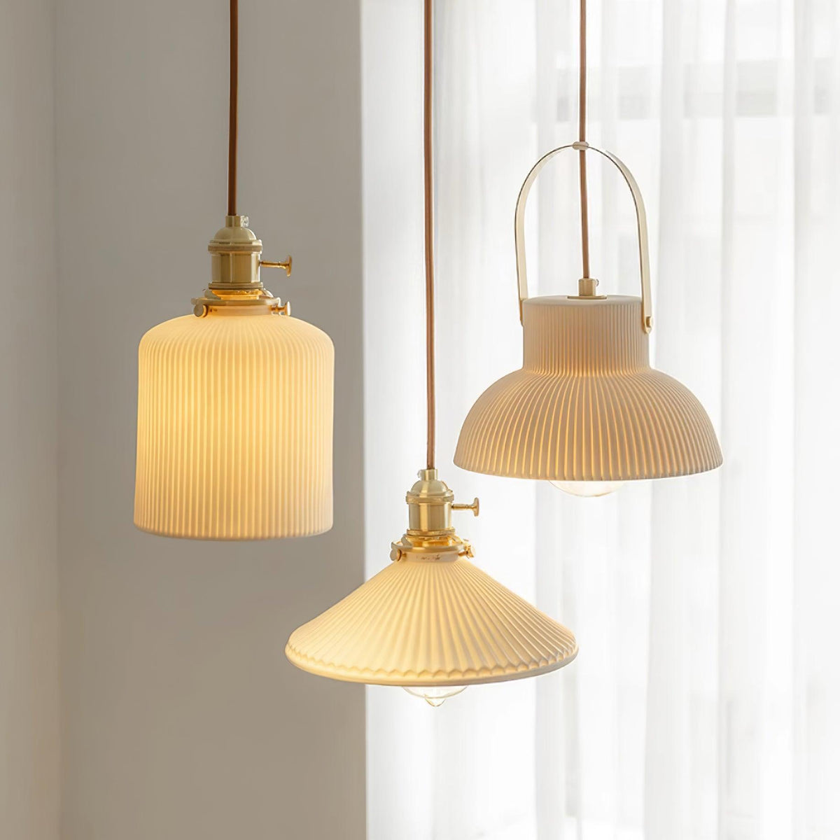 Pendelleuchte Ribbed Weiß Keramik mit Messinggriff