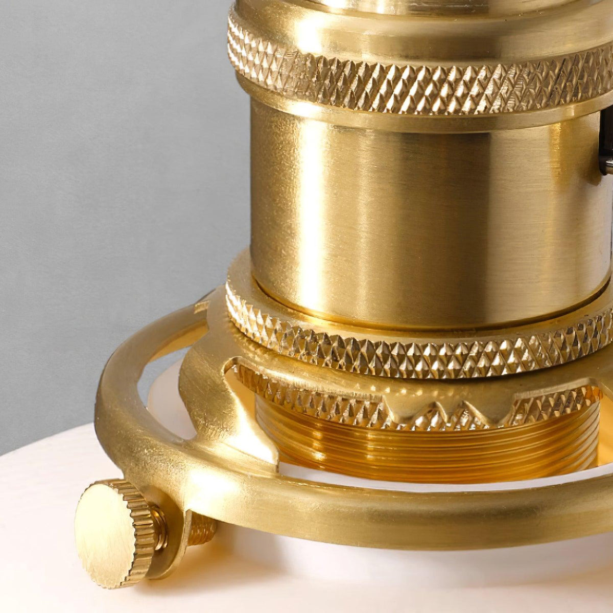 Pendelleuchte Ribbed Weiß Keramik mit Messinggriff