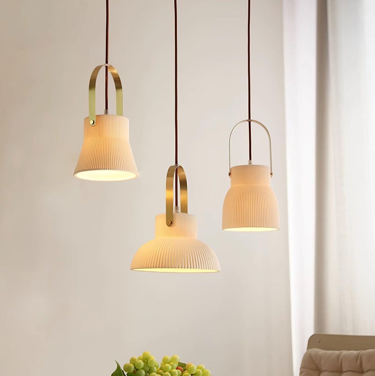 Pendelleuchte Ribbed Weiß Keramik mit Messinggriff