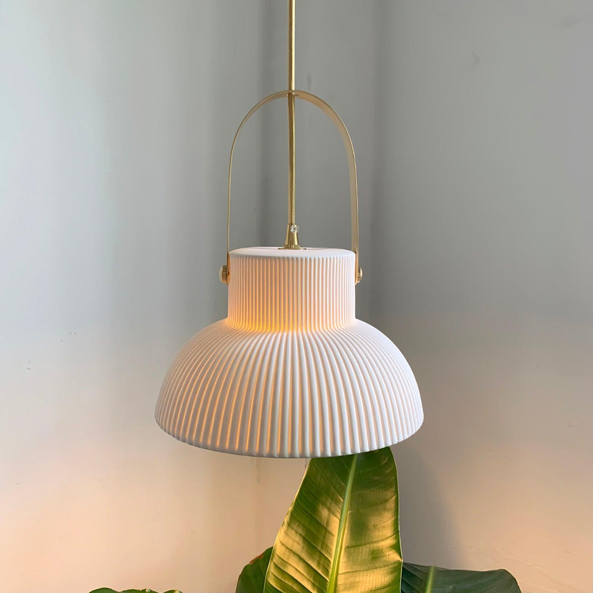 Pendelleuchte Ribbed Weiß Keramik mit Messinggriff