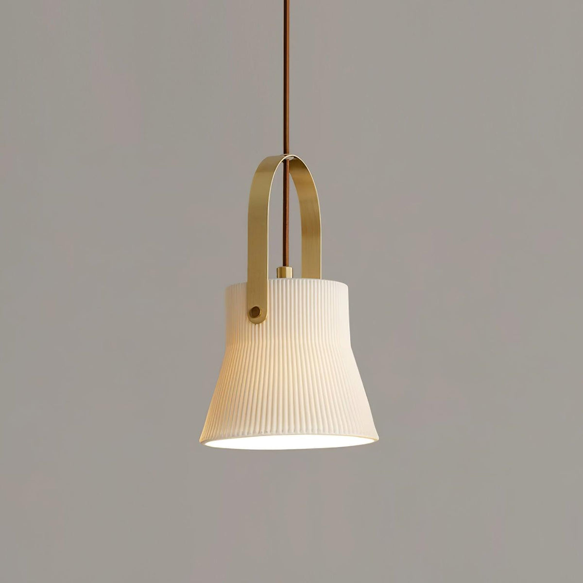 Pendelleuchte Ribbed Weiß Keramik mit Messinggriff