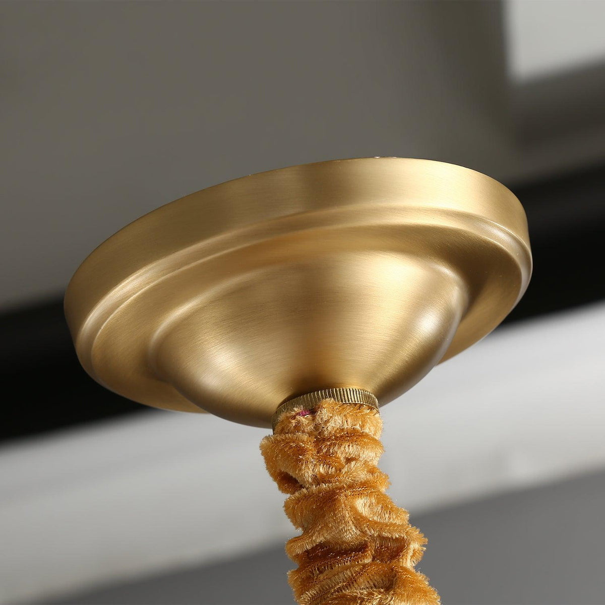 Velelissa Kronleuchter aus ribbtem Milchglas in Messing