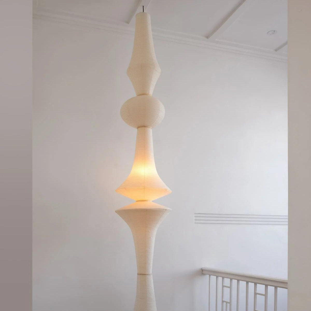 Faye Vertikale Pendelleuchte mit skulpturalem Design aus Papier