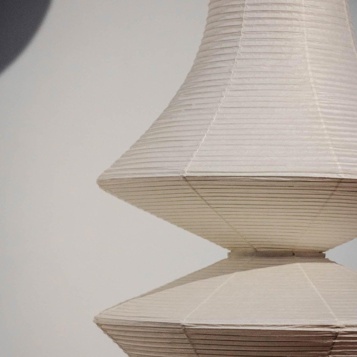 Faye Vertikale Pendelleuchte mit skulpturalem Design aus Papier