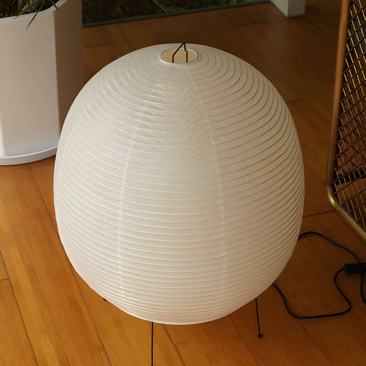 Lunaella Tischleuchte aus Mispelpapier in Laternenform