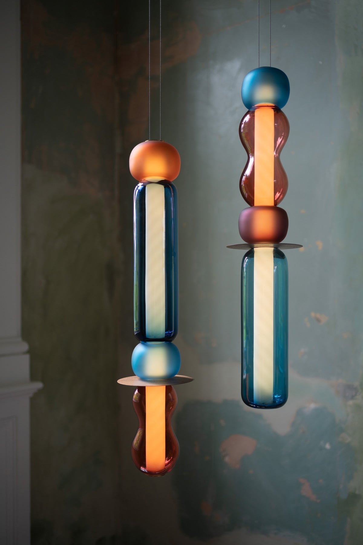 Lioririse Pendelleuchte aus farbigem Glas modern