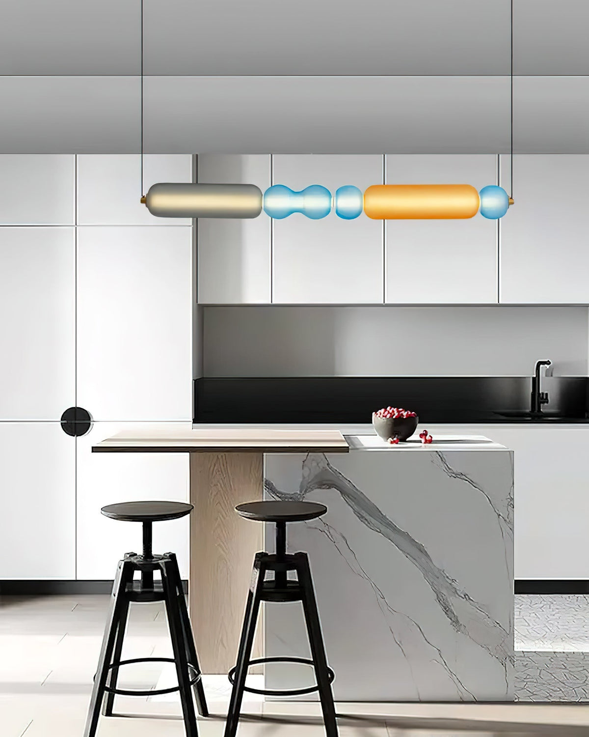 Lioririse Pendelleuchte aus farbigem Glas modern