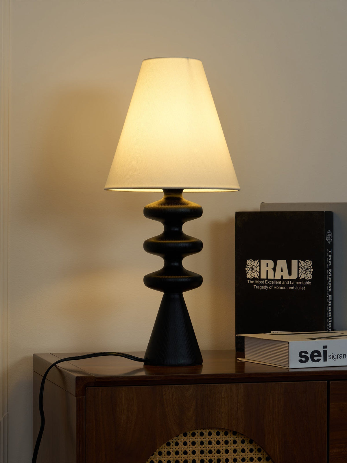 Zelms moderne Tischleuchte aus Holz