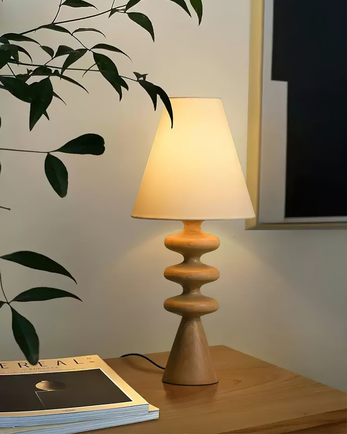 Zelms moderne Tischleuchte aus Holz