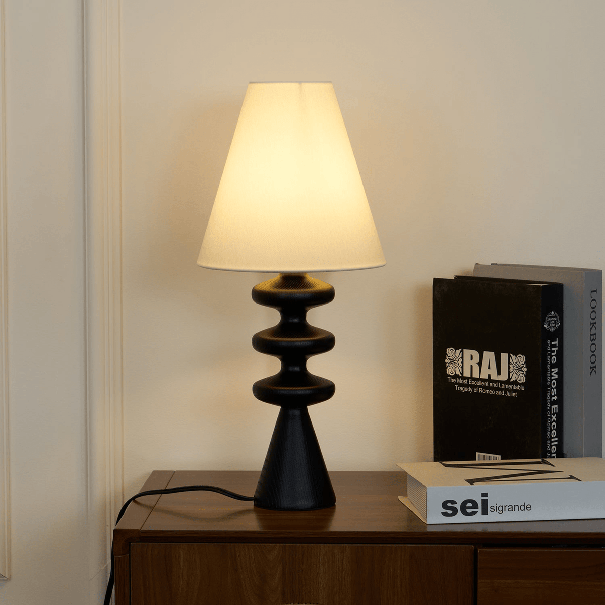 Zelms moderne Tischleuchte aus Holz