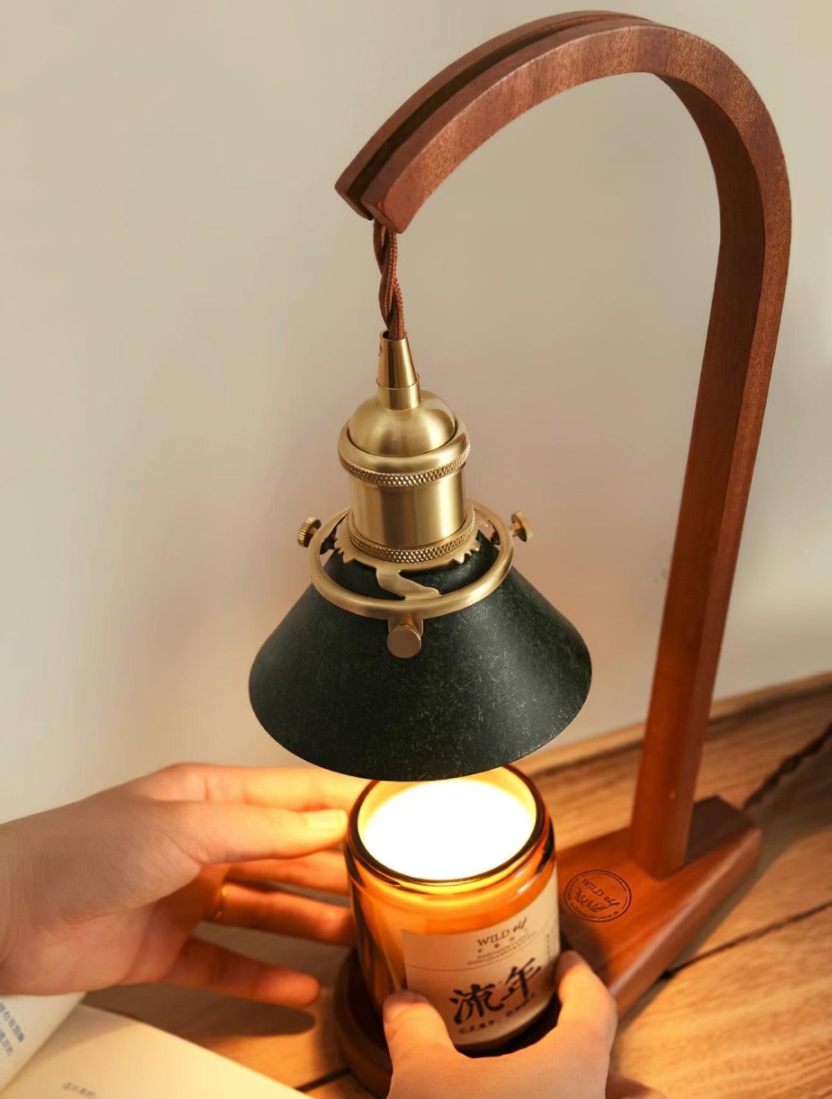 Aldorira Tischlampe aus Holz im Mid-Century-Moderner Stil