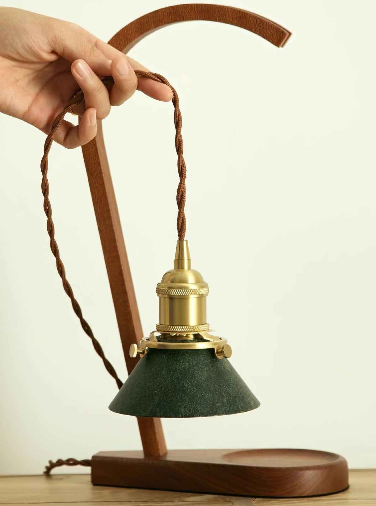 Aldorira Tischlampe aus Holz im Mid-Century-Moderner Stil