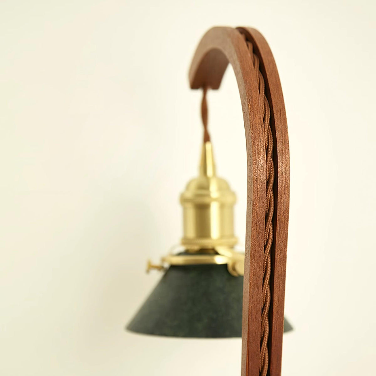 Aldorira Tischlampe aus Holz im Mid-Century-Moderner Stil