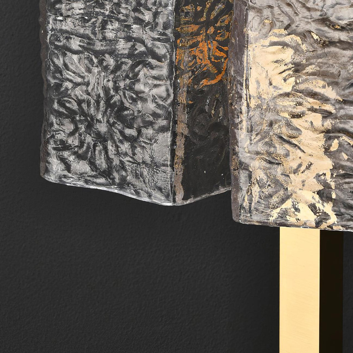Blyn Tischleuchte aus Messingglas im künstlerischen Stil