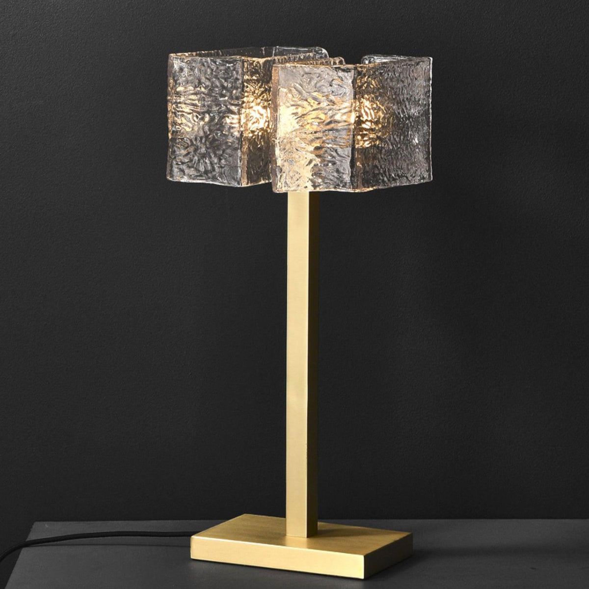 Blyn Tischleuchte aus Messingglas im künstlerischen Stil